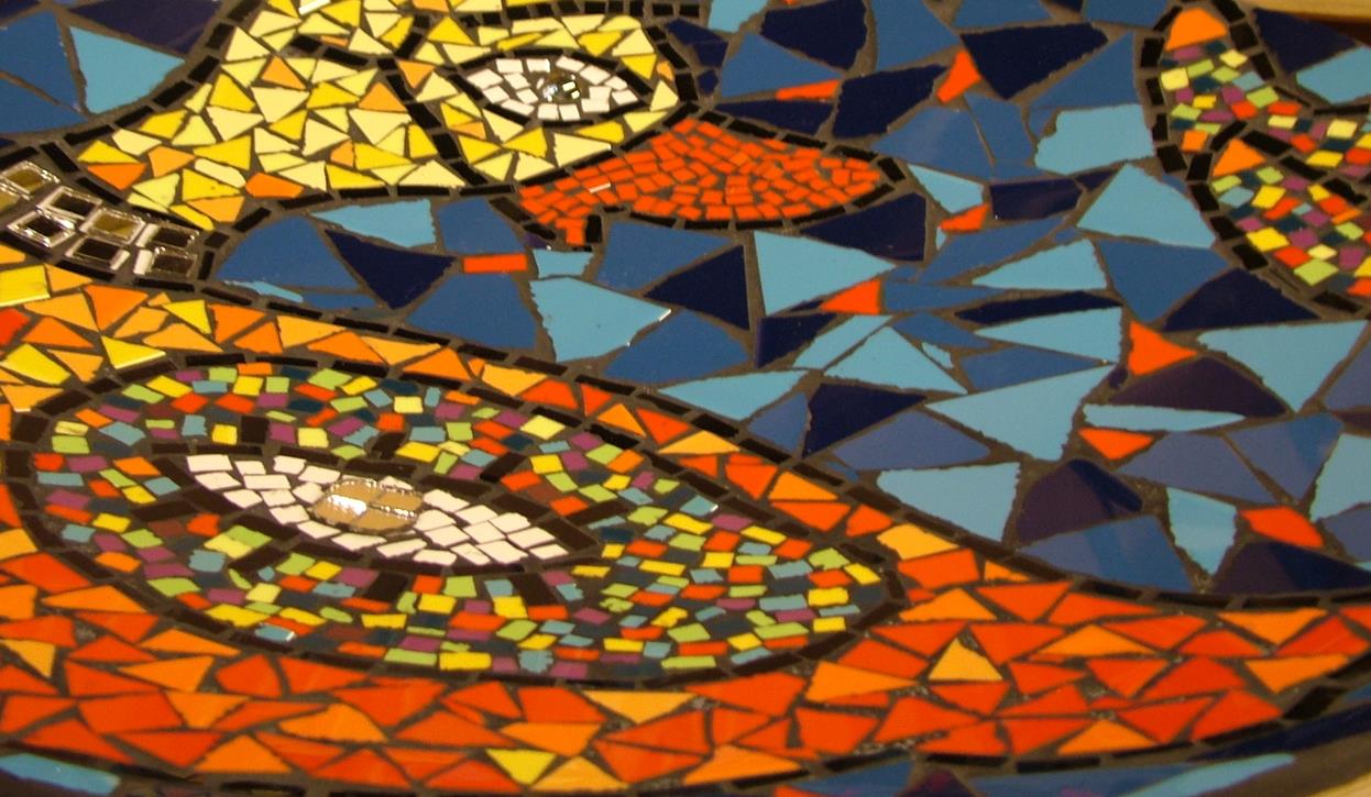 Grafmonument oog van mozaiek kleurrijk en vrolijk met kleine stukjes tegel